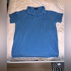 Men’s short sleeved polo shirt.